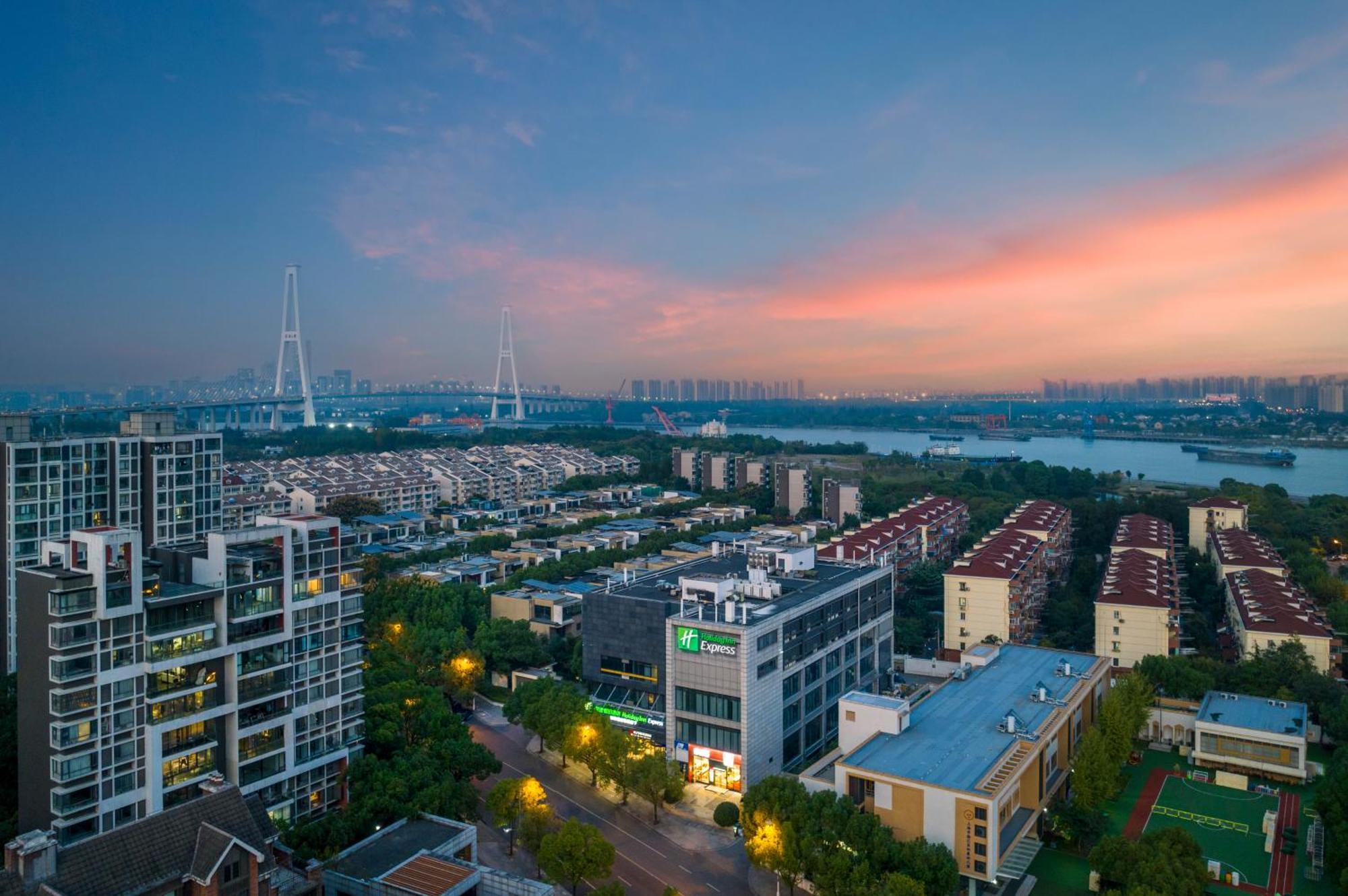 Holiday Inn Express Shanghai Xuhui Binjiang, An Ihg Hotel Exteriör bild